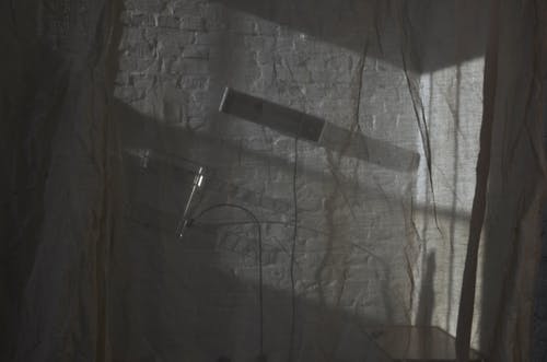 后背筋扭了一动就疼